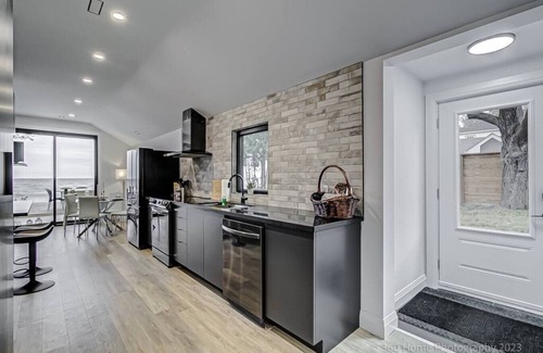 Bowmanville House | *Lakeside Retreat: Viva La Vida*