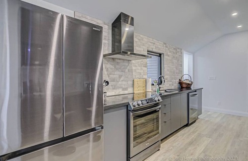 Bowmanville House | *Lakeside Retreat: Viva La Vida*