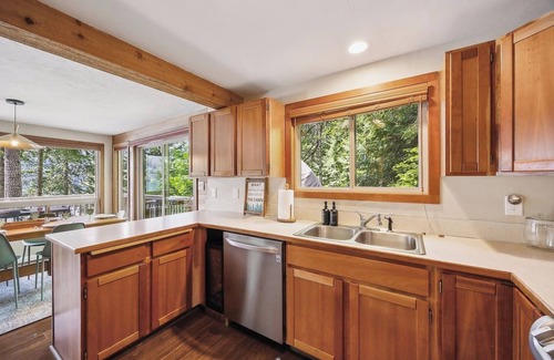 Hoodsport Cabin | Lakeside Retreat – Waterfront Cabin with Dock, Sauna on Lake Cushman