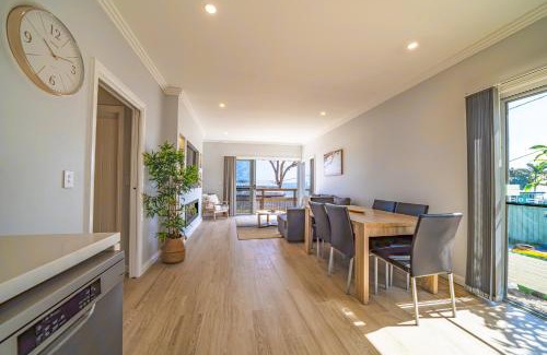 Toukley House | Lakeside Sanctuary