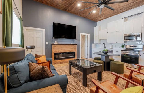 Graford House | Lakeside Sandlot-New-Wiffle ball field+Hot Tub-Close to Rocker B-Family Fun!
