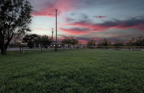 Graford House | Lakeside Sandlot-New-Wiffle ball field+Hot Tub-Close to Rocker B-Family Fun!
