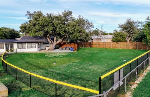 Graford House | Lakeside Sandlot-New-Wiffle ball field+Hot Tub-Close to Rocker B-Family Fun!