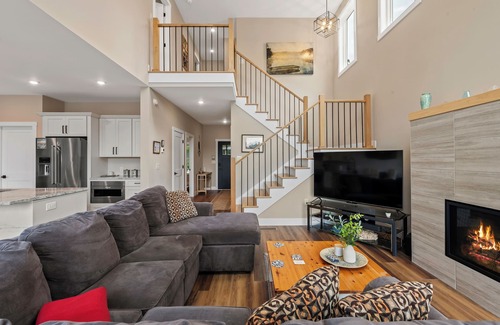 Penn Lake Park House | Lakeside Serenity by AvantStay | Lakefront, Newly Built, Deck w/Views!