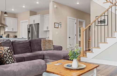 Penn Lake Park House | Lakeside Serenity by AvantStay | Lakefront, Newly Built, Deck w/Views!