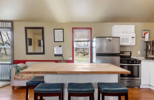 Como Cabin | Lakeside Serenity: Modern, Cozy Cottage