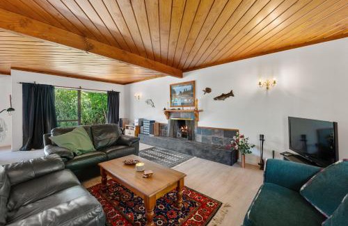 Rainbow Point House | Lakeside Serenity - Taupo Holiday Home