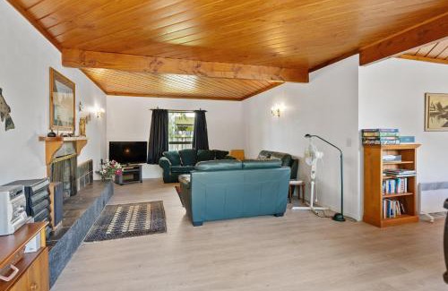 Rainbow Point House | Lakeside Serenity - Taupo Holiday Home