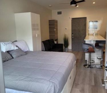 Vernon Apartment | Lakeside studio with pool