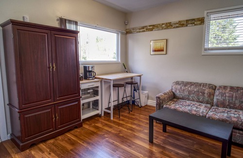 Quesnel Apartment | Lakeside Suite with Garden Views