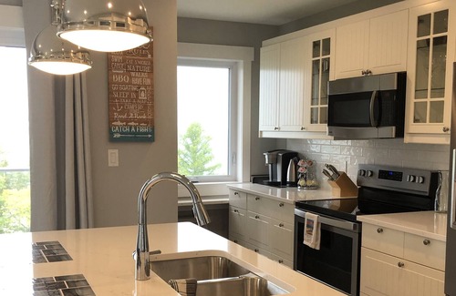 Kincardine House | Lakeside Terrace: 1br Kincardine Waterfront Suite