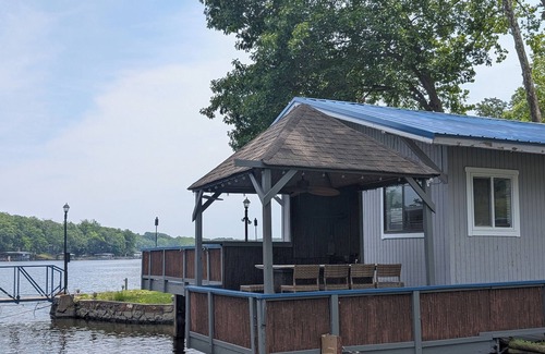 Gravois Mills Cottage | Lakeside Tiki Cottage-1 bedroom Studio cottage in delightful Gravois Mills