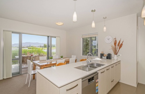 Matarangi House | Lakeside Villa Retreat - Matarangi Downstairs Unit