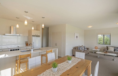 Matarangi House | Lakeside Villa Retreat - Matarangi Downstairs Unit