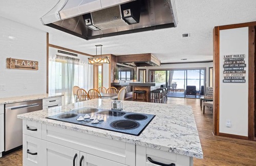 Thonotosassa House | Lakeside Villa