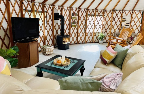Greater Madawaska Cottage | Lakeside Yurt, 5 mins to Ski Hill