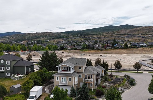 Southwest Mission House | Lakeview 2-bedroom private suite with AC, WiFi in wonderful Kelowna