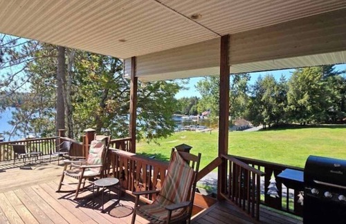Eagle Bay Ski Chalet | Lakeview Chalet @ Beachfront Eagle Bay Village