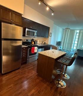 Fort York Apartment | Lakeview Condo in Downtown with Free Parking.