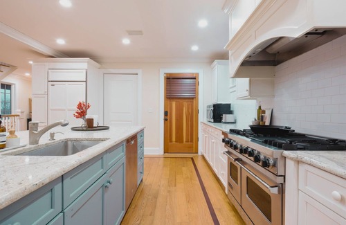 Danbury House | Lakeview Estate - Chef's Kitchen - NYC Getaway