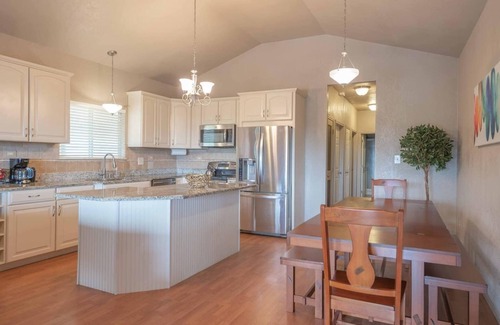 Belton House | Lakeview getaway perfect for reunions