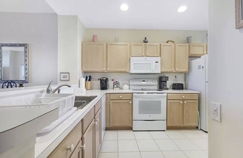 Tropical Cove Condo | Lakeview Haven at Lexington CC Lake Village