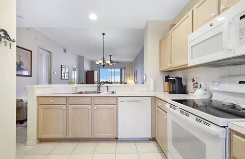 Tropical Cove Condo | Lakeview Haven at Lexington CC Lake Village
