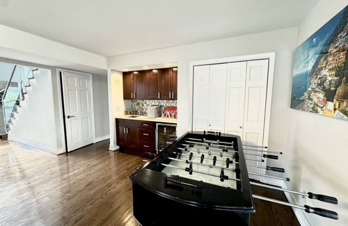 Spring Grove House | Lakeview Heaven Luxury Home Tiki Bar