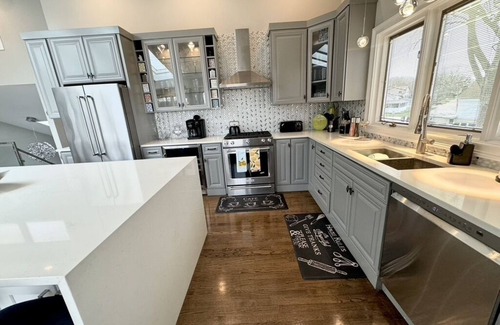 Spring Grove House | Lakeview Heaven Luxury Home Tiki Bar