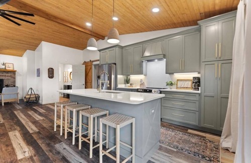 Nancy House | Lakeview Hideaway