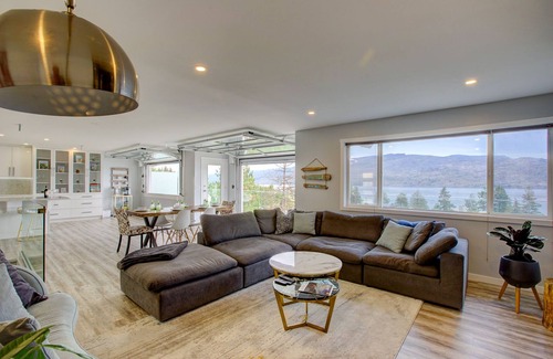 Central Okanagan House | Lakeview Holiday home with putting green and hot tub