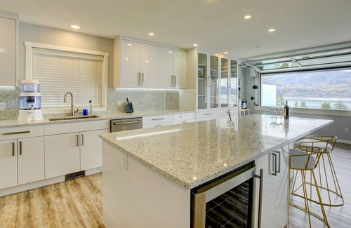 Central Okanagan House | Lakeview Holiday home with putting green and hot tub