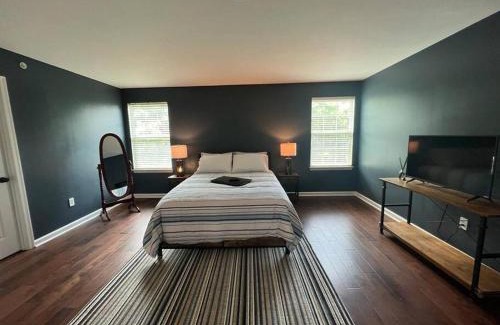 Newark Villa | Lakeview home 6 mins drive to University of Delaware