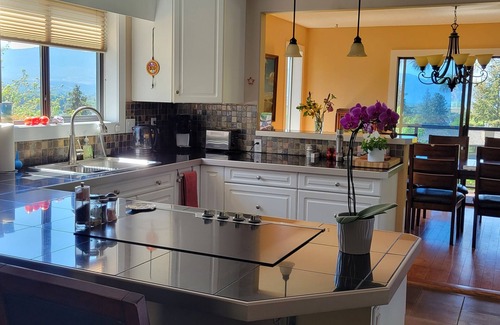 Central Okanagan House | Lakeview home, eight minutes drive to beach or downtown; quiet country setting