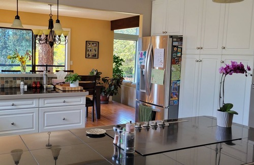 Central Okanagan House | Lakeview home, eight minutes drive to beach or downtown; quiet country setting