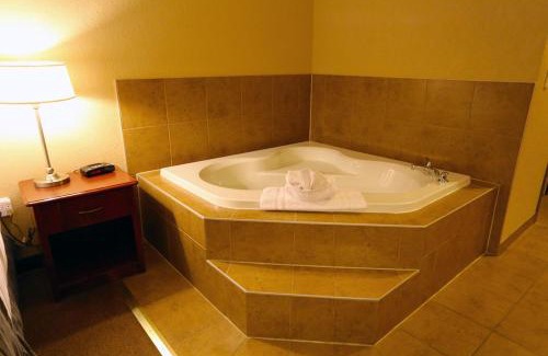 Fort Nelson Hotel | Lakeview Inns & Suites - Fort Nelson
