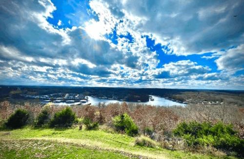 Lake Ozark House | Lakeview Lake Ozark Condo 2bd2bapool-sleeps 7pp