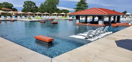 Lake Ozark House | Lakeview Lake Ozark Condo 2bd2bapool-sleeps 7pp