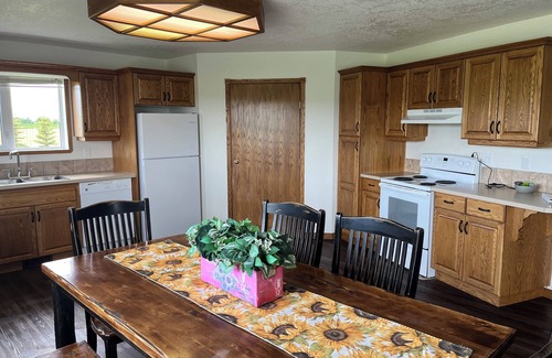 Mountain View House | Lakeview Lodge beside Payne Lake & close to Waterton Lakes National Parkn