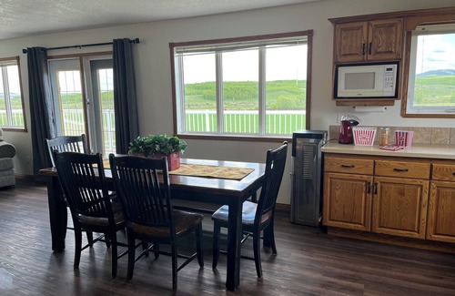 Mountain View House | Lakeview Lodge beside Payne Lake & close to Waterton Lakes National Parkn