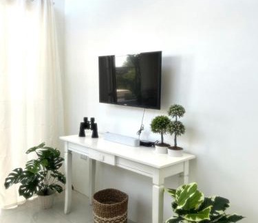 Lipa House | Lakeview Loft with Sunset Deck