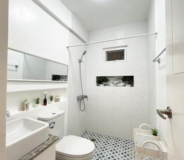 Lipa House | Lakeview Loft with Sunset Deck