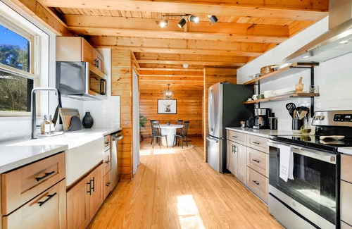 Marble Falls Cabin | Lakeview Log Cabin- Romantic Couples Retreat-Stunning Views