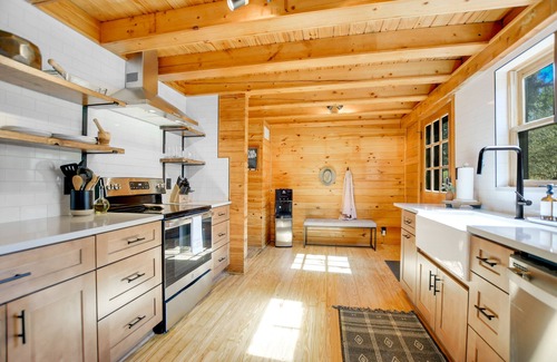 Marble Falls Cabin | Lakeview Log Cabin- Romantic Couples Retreat-Stunning Views