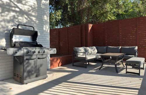 Warr Acres House | Lakeview Lounge Group-friendly Near Hefner #lw