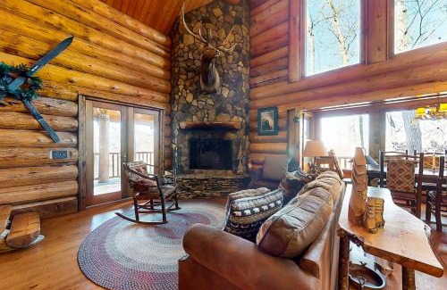 Ridges Over the Lake House | Lakeview Manor