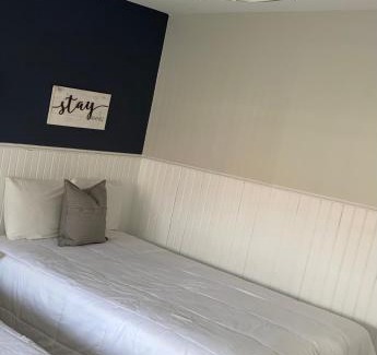 Sauble Beach Hotel | Lakeview Motel and Cottages