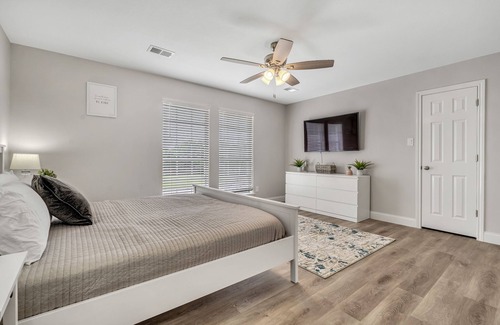 Seven Coves House | Lakeview oasis of Lake Conroe- 30 second drive to the water!
