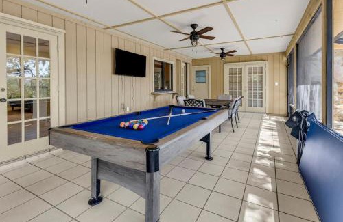 Country Oaks House | Lakeview Retreat with Pool Games, Chill Vibes