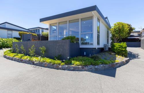 Waipahihi House | Lakeview Retreat With Private Geothermal Pool